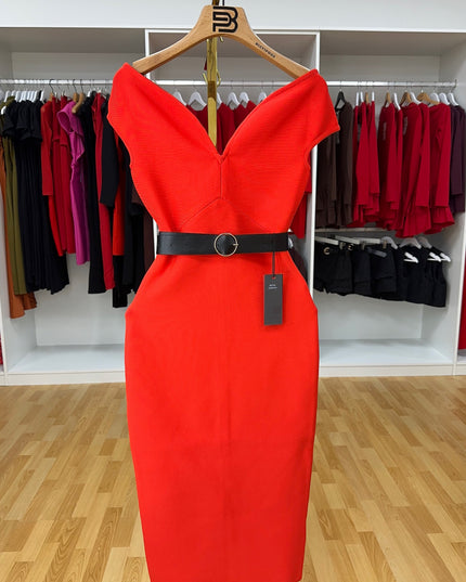 Midi dresses with a V-neck and open band, with a belt. 